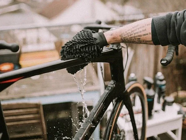 Dynamic Microfibre Bike Cleaning Glove - Image 3