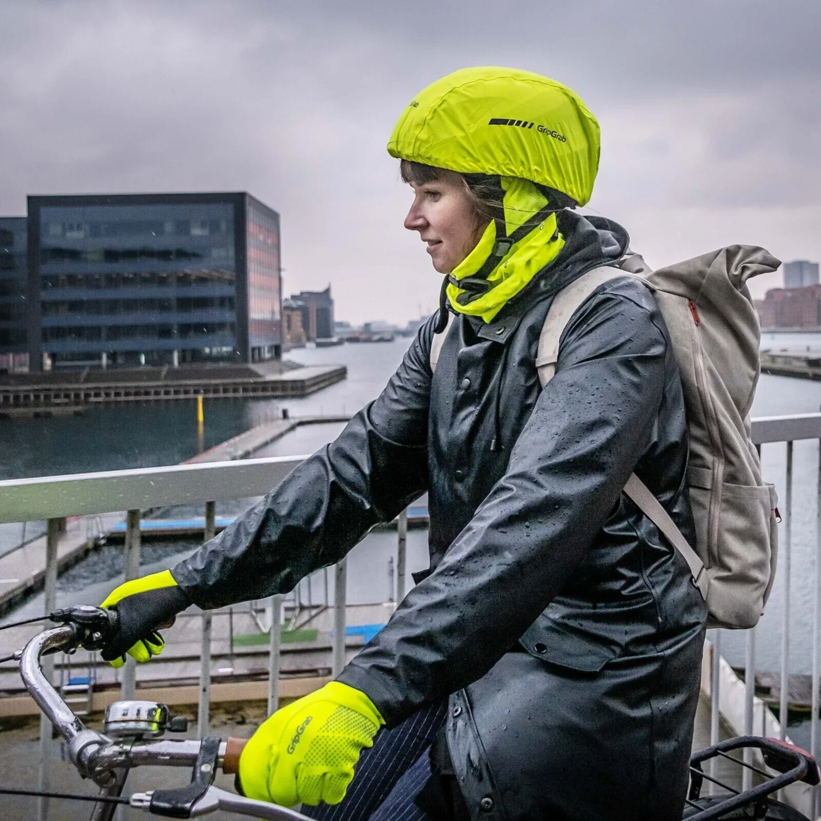 GripGrab Multifunctional Hi-Vis Reflective Neck Warmer - Image 4
