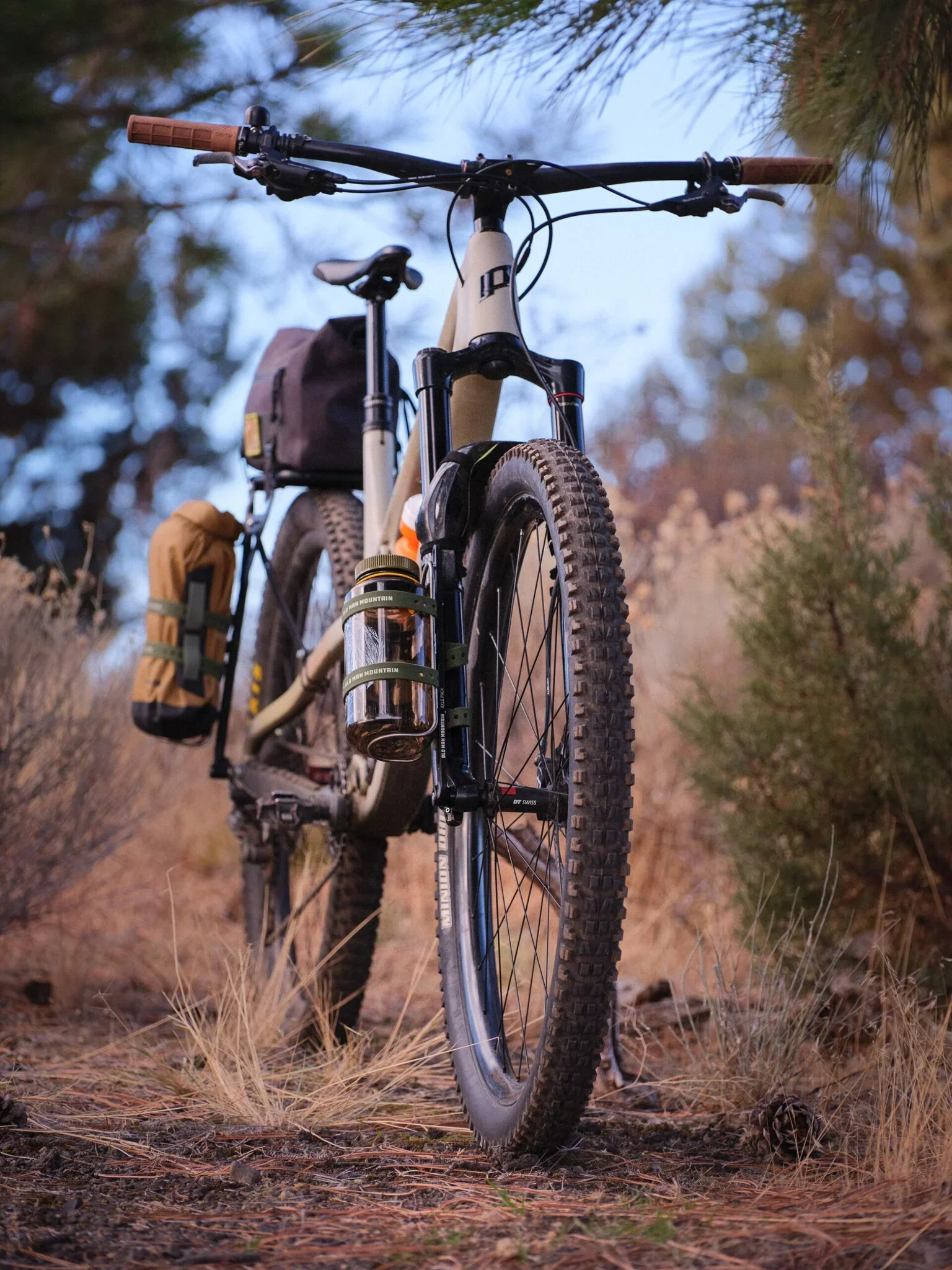 Old Man Mountain Axle Pack Black - Image 3